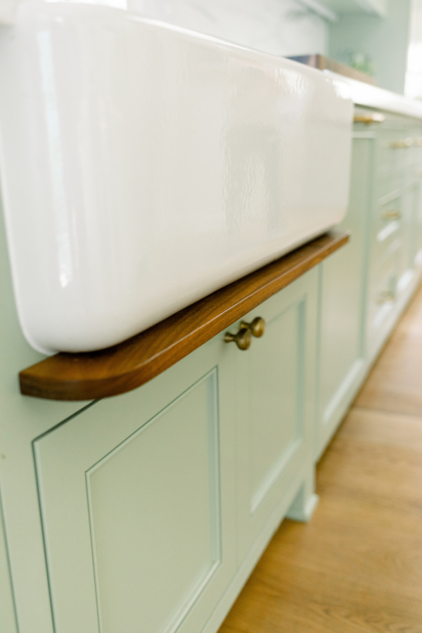Kitchen sink drip ledge, cabinets painted Farrow & Ball Vert de Terre
