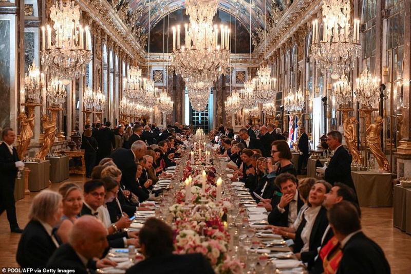 State banquet in Versaille Hall of Mirrors.