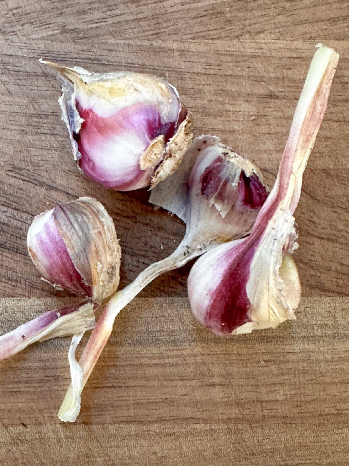 Garlic cloves on cutting board.
